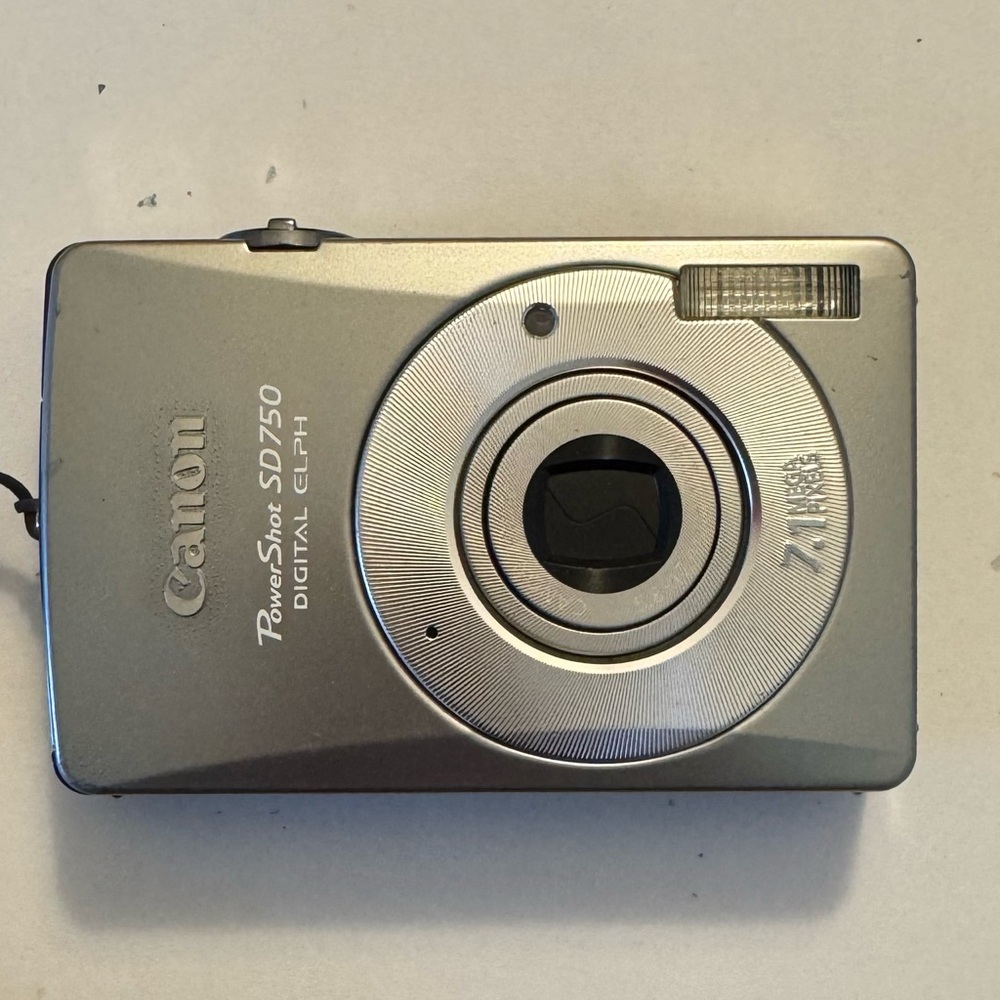 Canon PowerShot SD 750 Digital Elph Camera